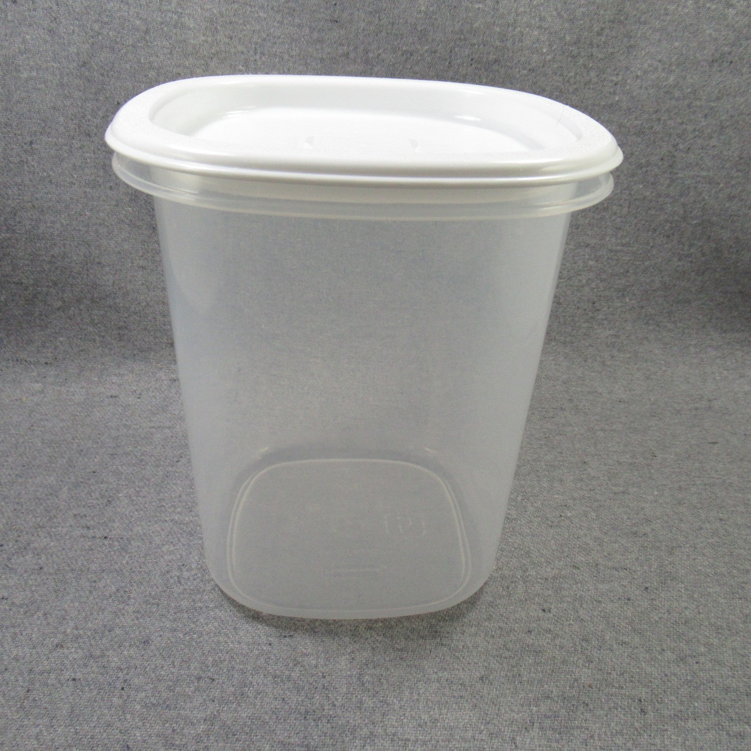 Rubbermaid Servin’ Saver Food Canister Container # 5 6 Cups White Lid