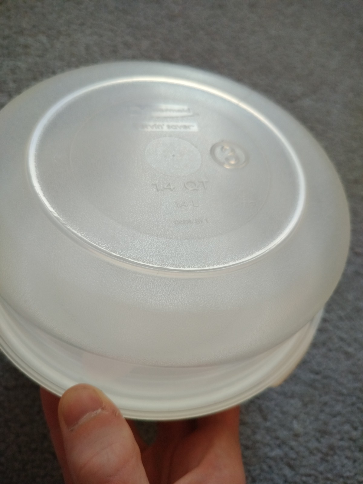 (2) Rubbermaid #3 Servin’ 1.4 QT Round #3 & #9 Lids 6.75″x6.75″x2.75″ Scratches