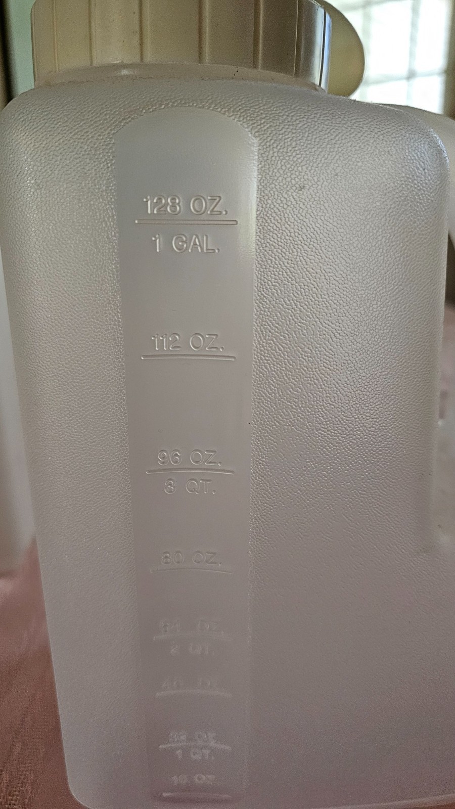 Rubbermaid Servin Saver 1 Gallon #0231 Flip Top Lid Price each 4 available