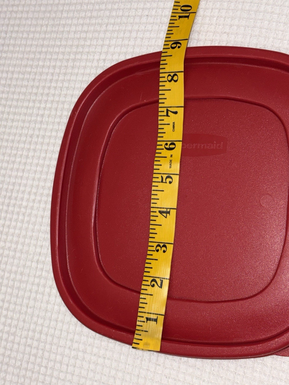 Rubbermaid Easy Find 7J70 Lid Red Square Replacement Container Lid 8.75″