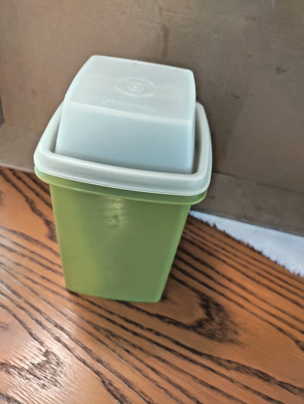 TUPPERWARE PICKLE CONTAINER AVACADO GREEN 7-1/2″ 1330