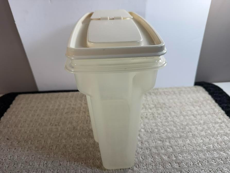 Vintage Rubbermaid Servin’ Saver #2 w/Almond Lid 1.3 Gallon