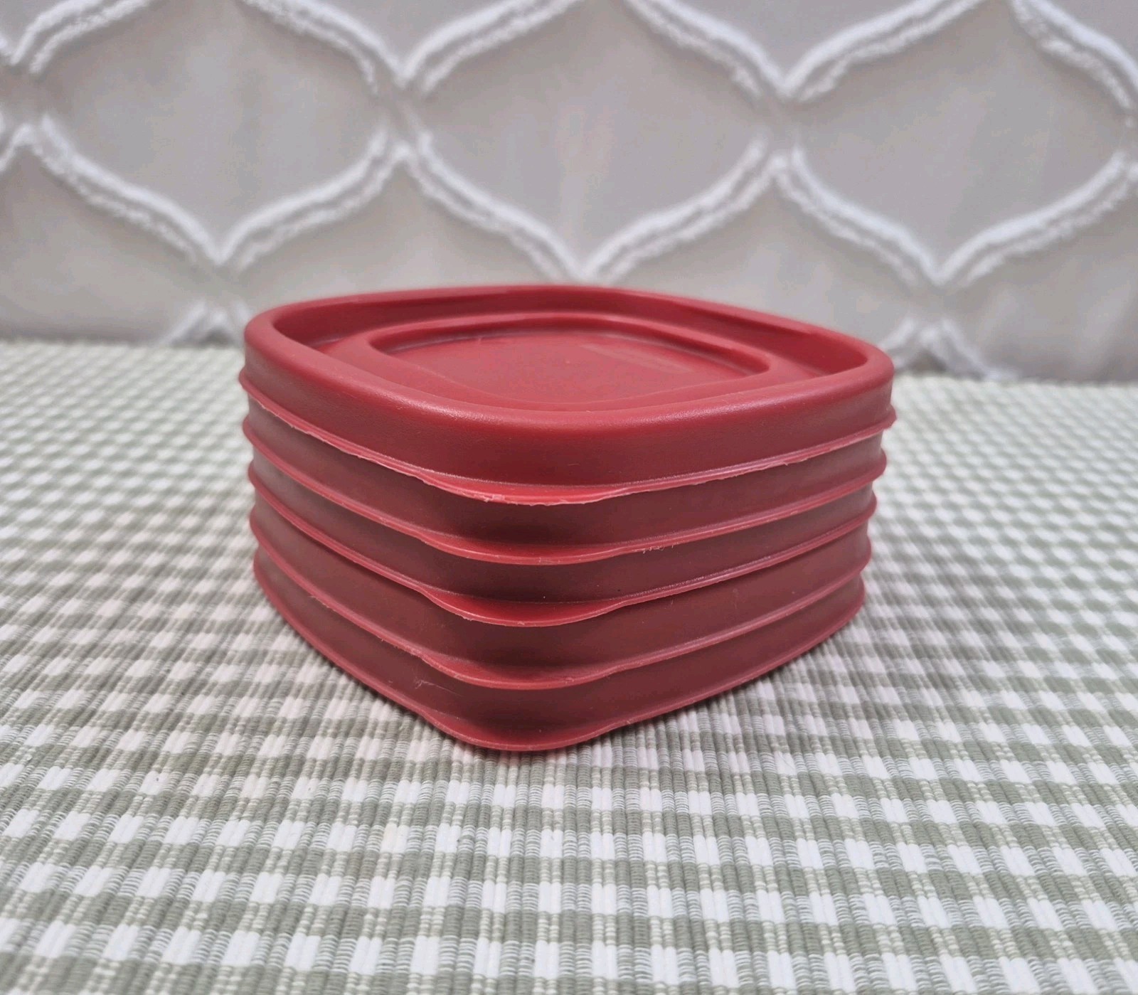 Lot of 5 – Rubbermaid Easy Find 7J58 Replacement Stackable Lids 4.5” Square, Red