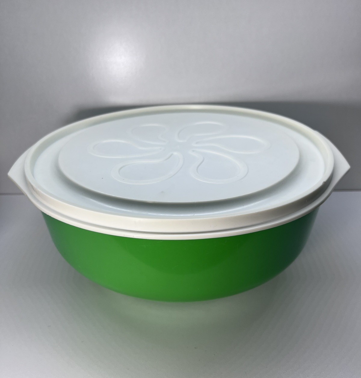 Rubbermaid 1960s Large 6 Quart Green Mixing Storage Bowl & Daisy Lid J-3224 Mod